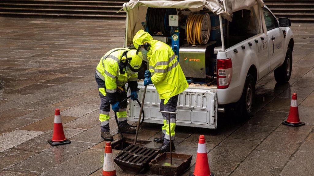 El Ayuntamiento de Santiago intensifica su plan de limpieza del alcantarillado para prevenir incidencias con las lluvias.