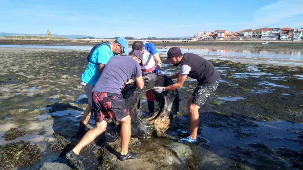 Mariscadoras y voluntariado de Afundación retinan más de una tonelada de residuos en los fondos marisqueros de Cambados (Pontevedra).