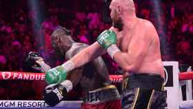 Tyson Fury golpeando a Wilder III