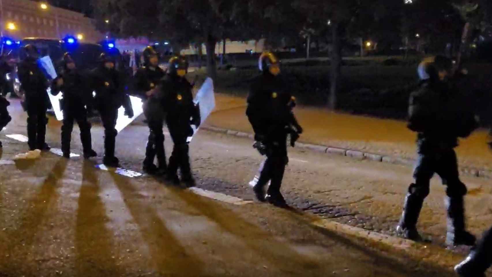 Policías nacionales, en Madrid, adentrándose en el macrobotellón.