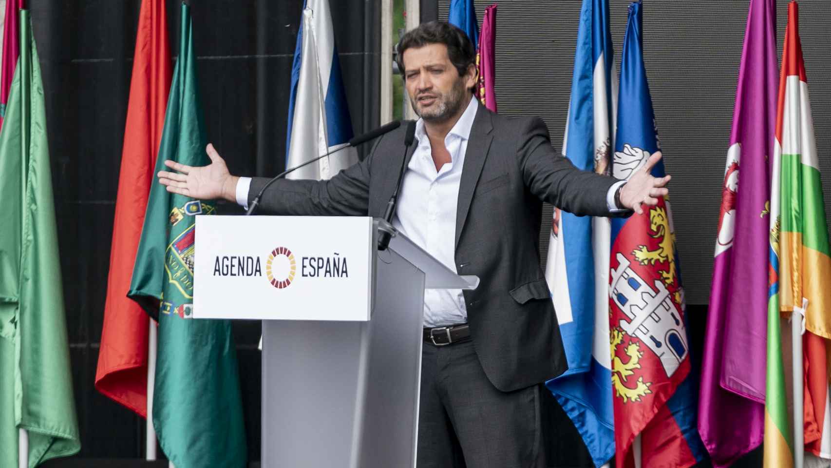 El líder del partido portugués Chega, André Ventura, se dirige al público en el evento ‘Viva 21’, en IFEMA en perfecto español.