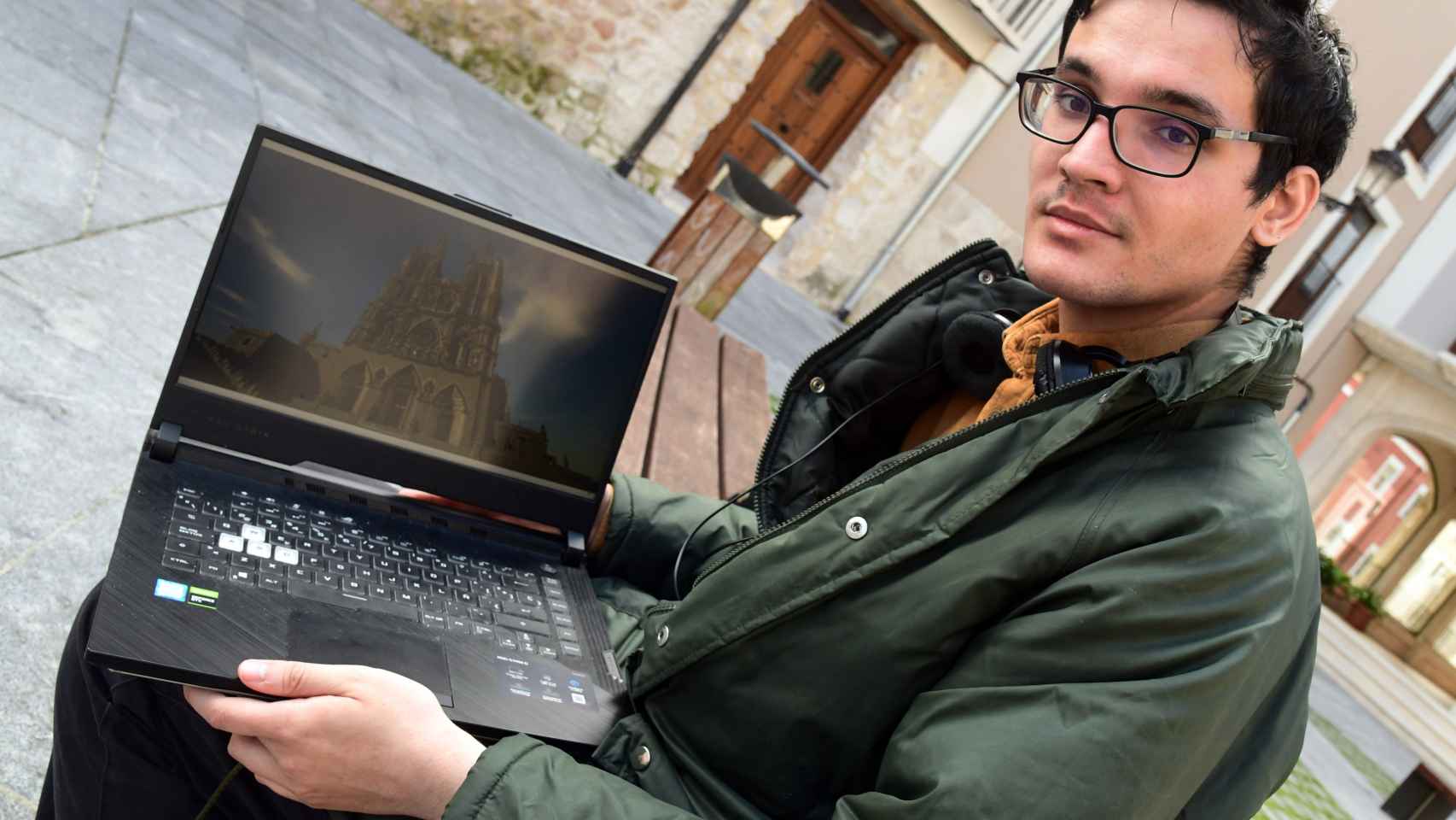 Ricardo Ordóñez / ICAL . Gabriel García, que a partir del videojuego Minecraft ha hecho una réplica de la Catedral de Burgos