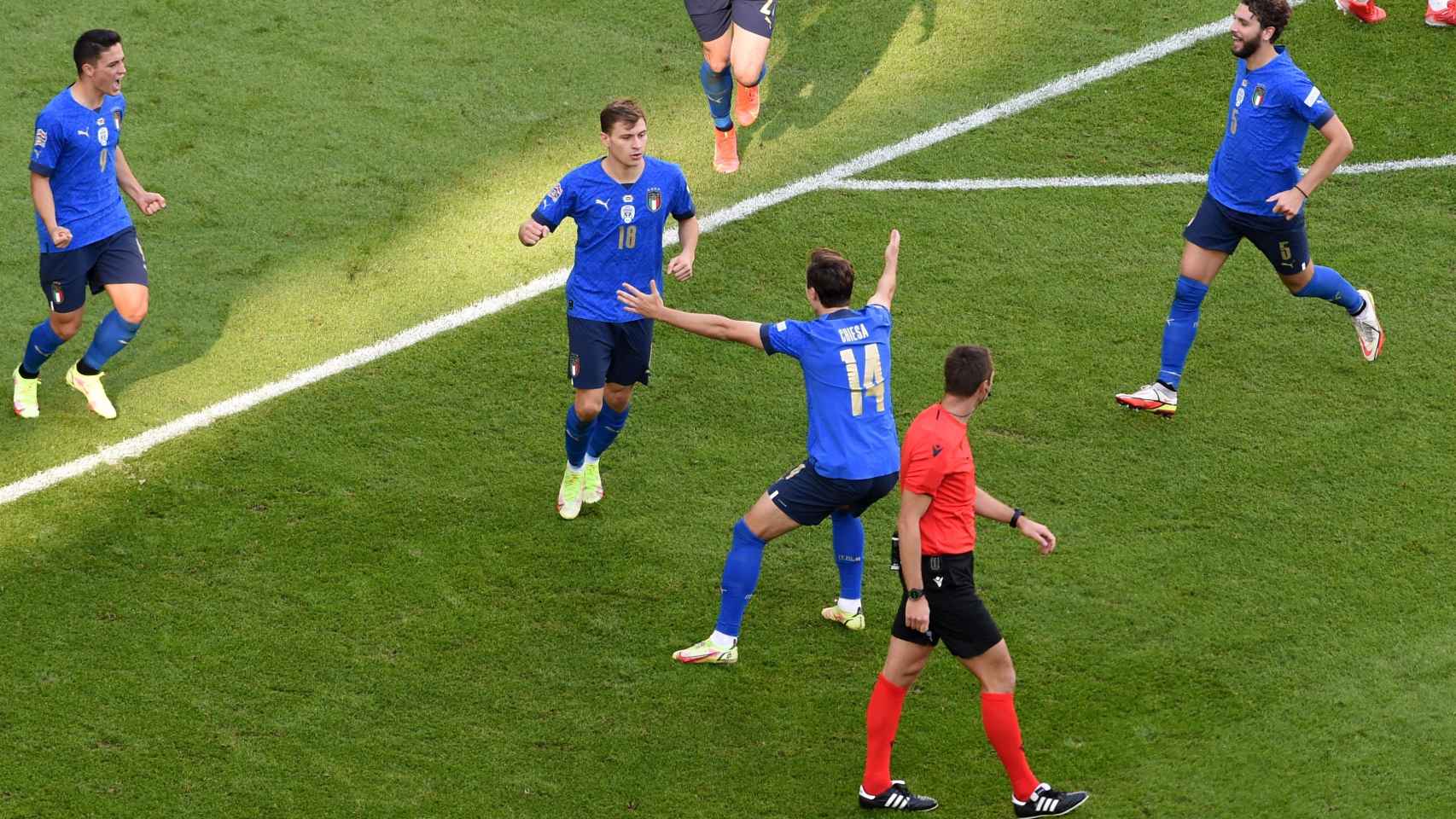 Nicolo Barella celebra su gol durante el Italia - Bélgica