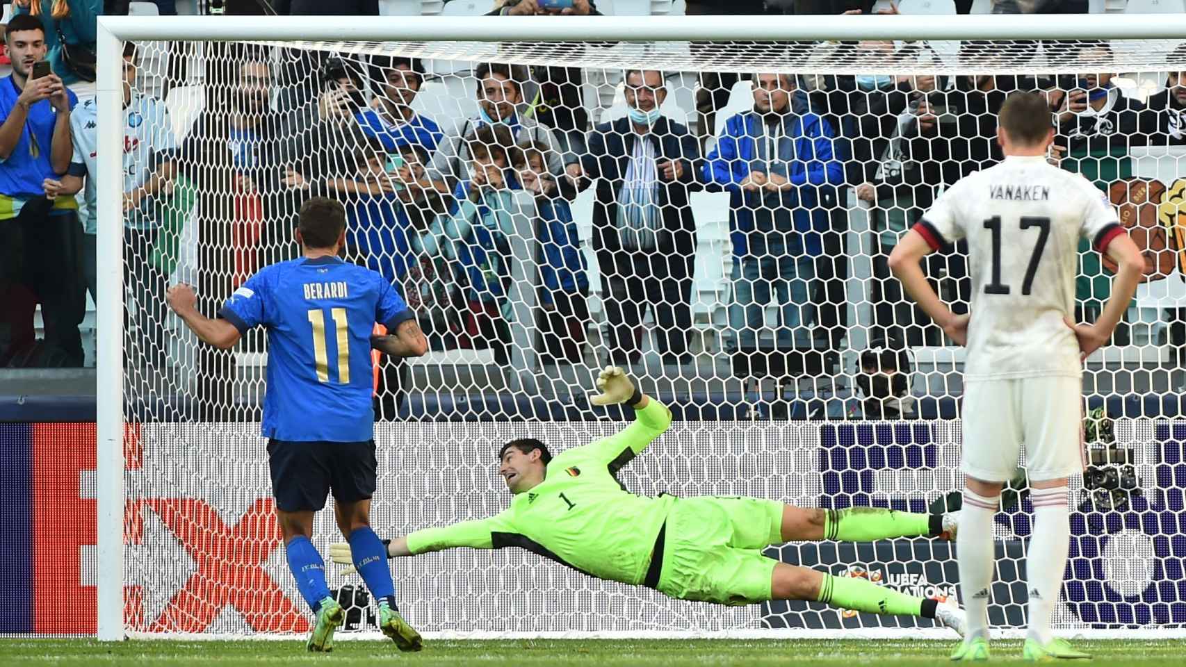 Domenico Berardi tira su penalti durante el Italia - Bélgica