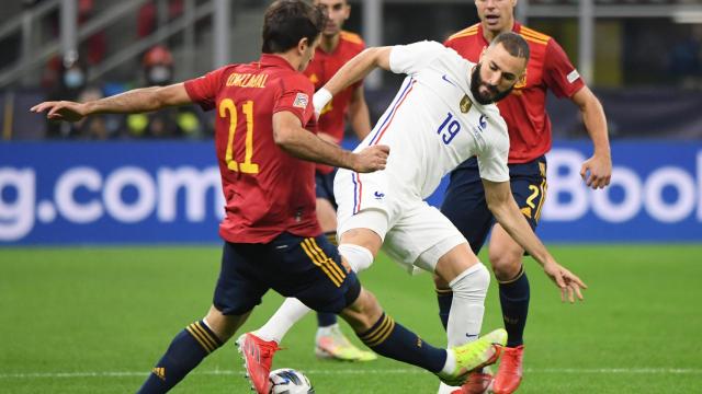 Karim Benzema y Mikel Oyarzabal, durante el España - Francia