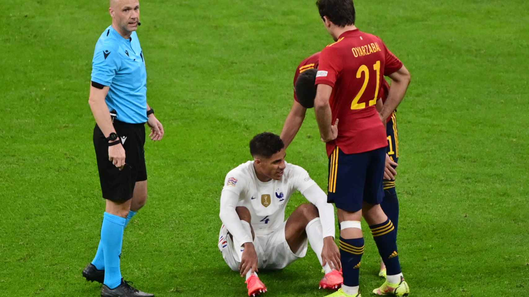 Raphael Varane se tira al suelo lesionado durante el España - Francia