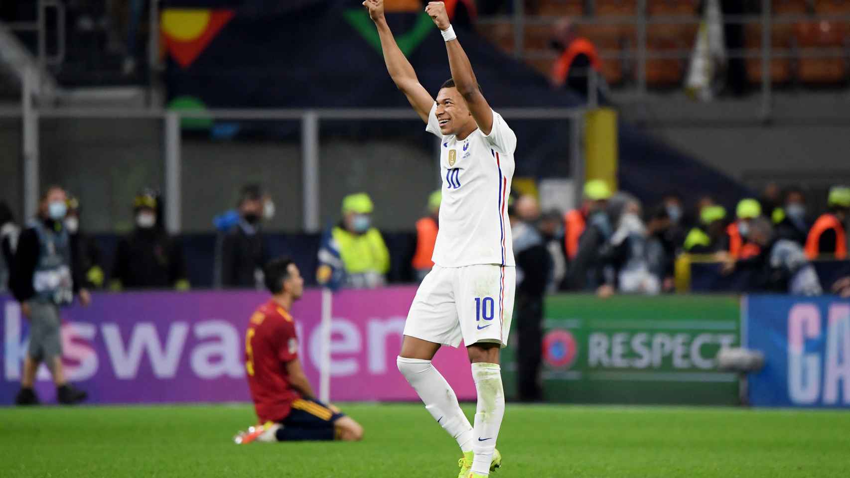 Kylian Mbappé celebra el triunfo de Francia en la Nations League frente a Sergio Busquets