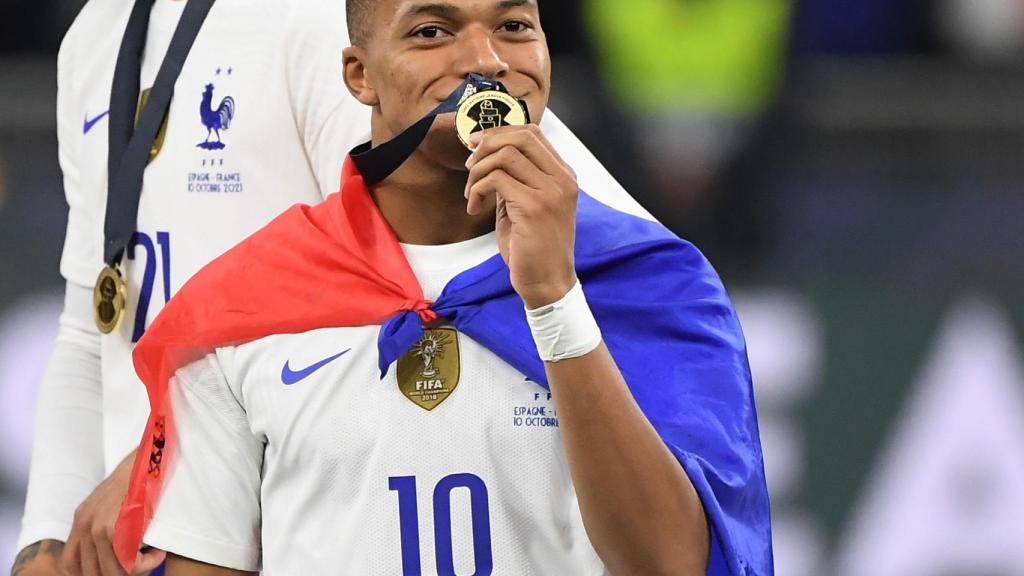 Kylian Mbappé besa la medalla de la Nations League
