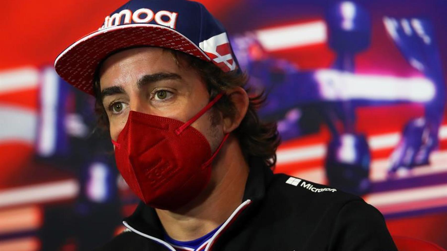Fernando Alonso atiende a los medios en el Gran Premio de Turquía