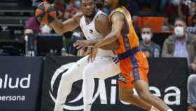 Yabusele pelea un balón en la zona ante Valencia Basket