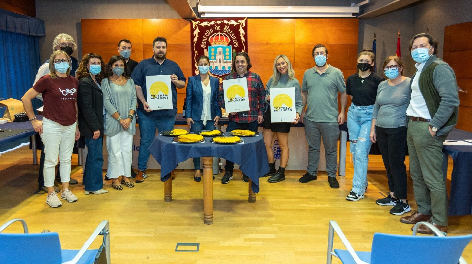 Jurado y participantes de la Semana de la Tortilla de Betanzos.