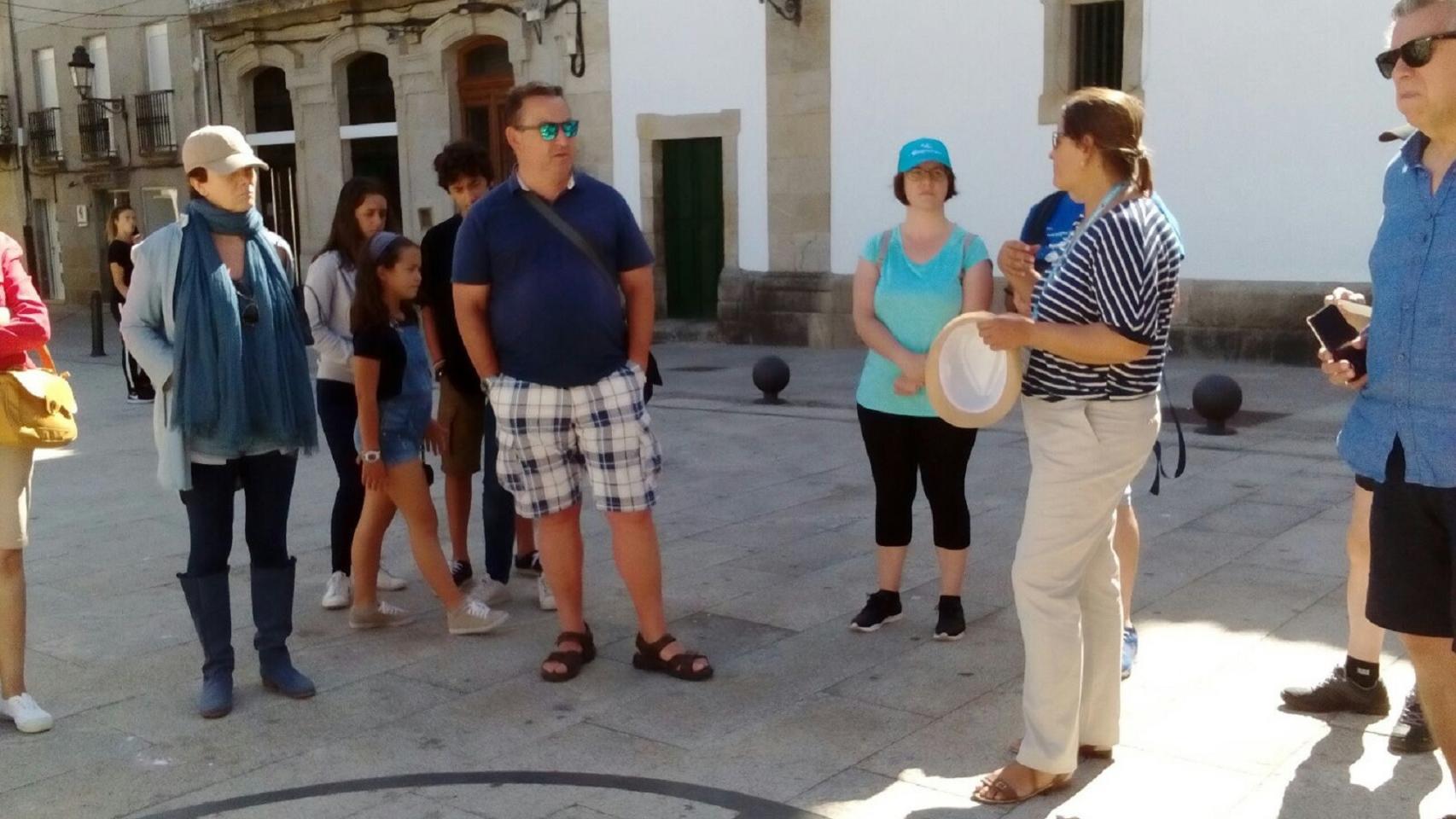 Un grupo de turistas durante una visita a Baiona.
