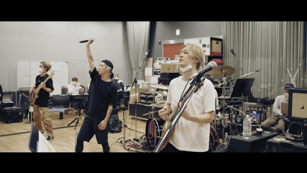 Secuencia de 'Flip a coin - ONE OK ROCK documentary'.