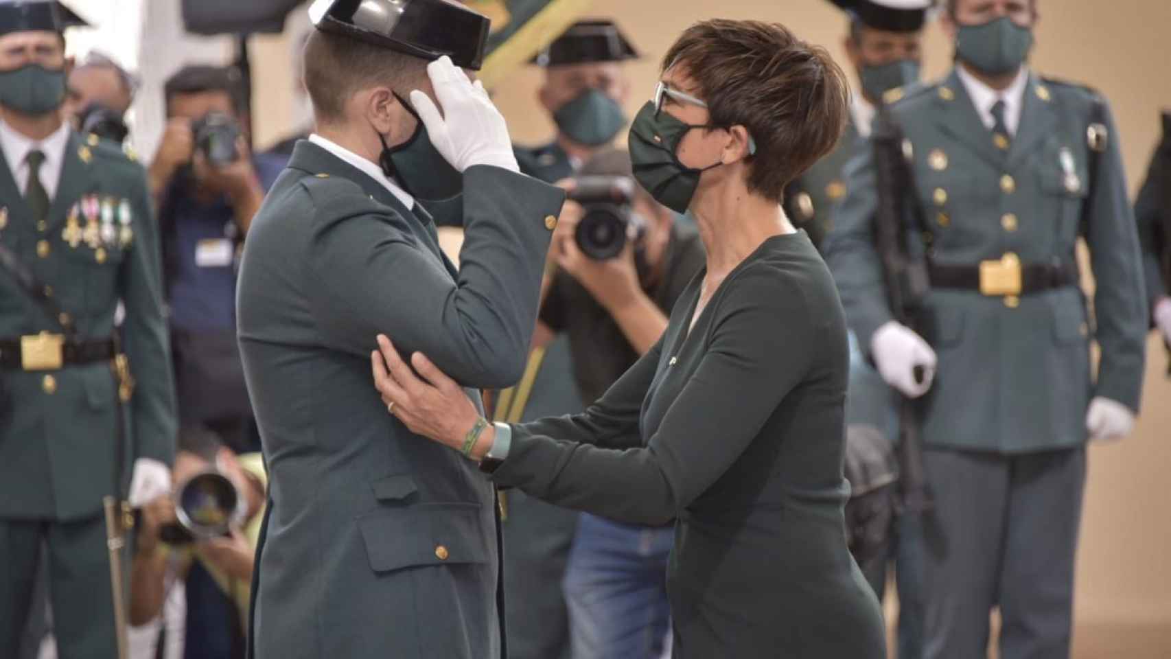 María Gámez saluda a un agente de la Guardia Civil