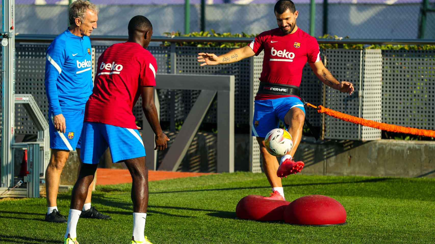 Ousmane Dembélé y Kun Agüero, entrenando con el Barça