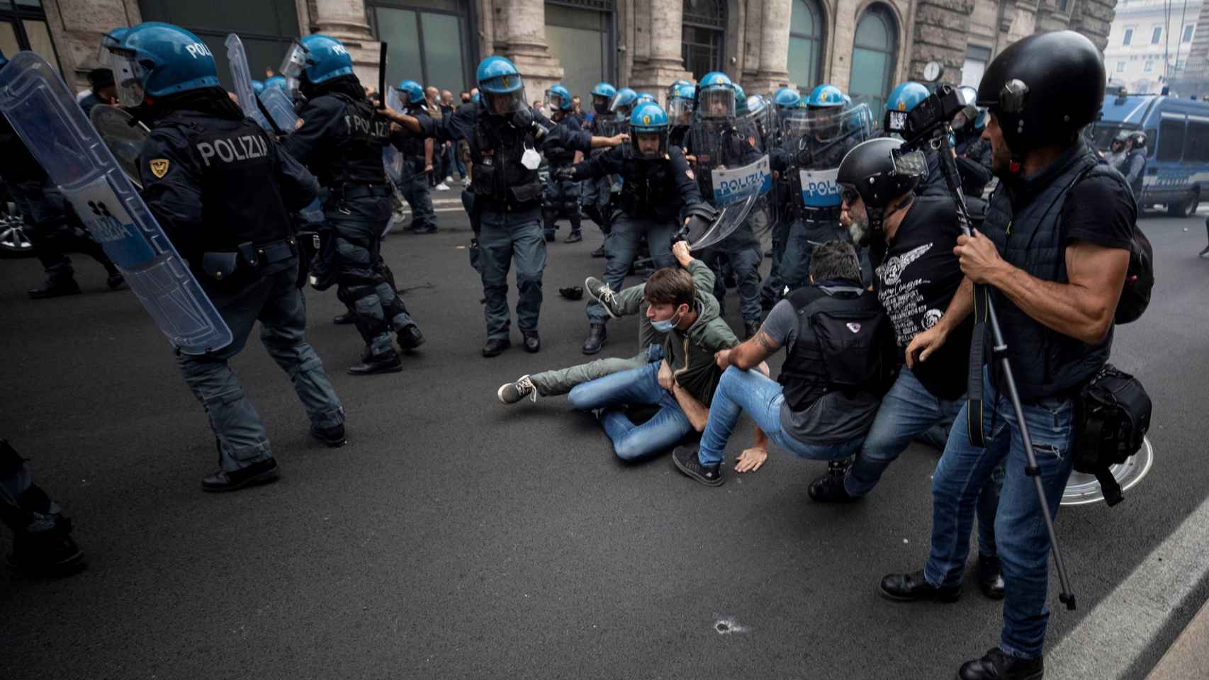La Policía italiana interviene contra los disturbios.