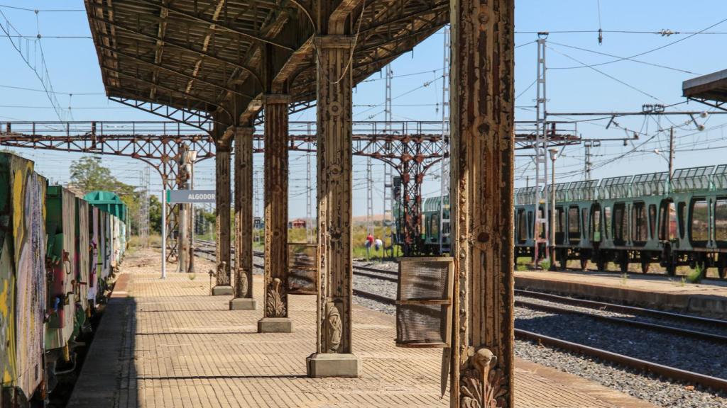 La estación de Algodor, franqueada por el cementerio de trenes.