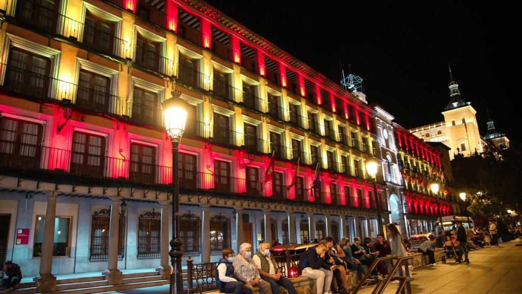 La Plaza de Zocodover de Toledo, iluminada con los colores de la bandera de España. Foto: Ayuntamiento.