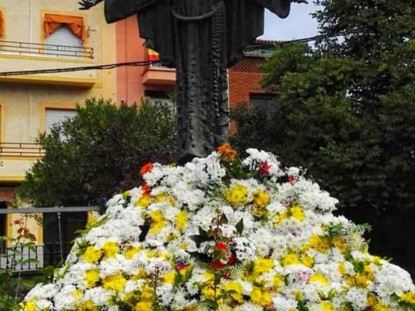 Imagen de la ofrenda floral que se realiza por tradición en el municipio de Arenas de San Pedro