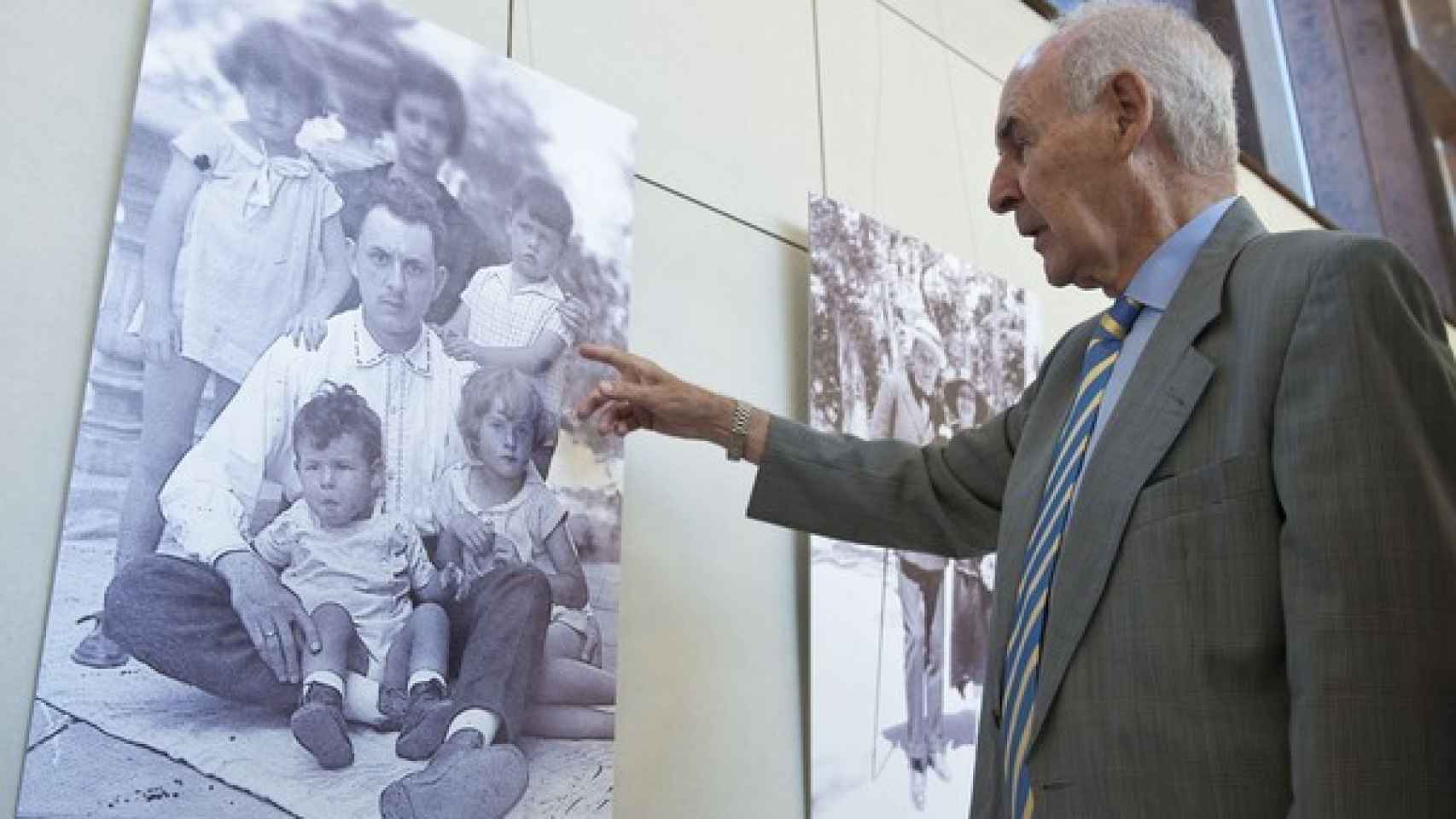 Emiliano Aguirre observa una foto de la exposición en su honor