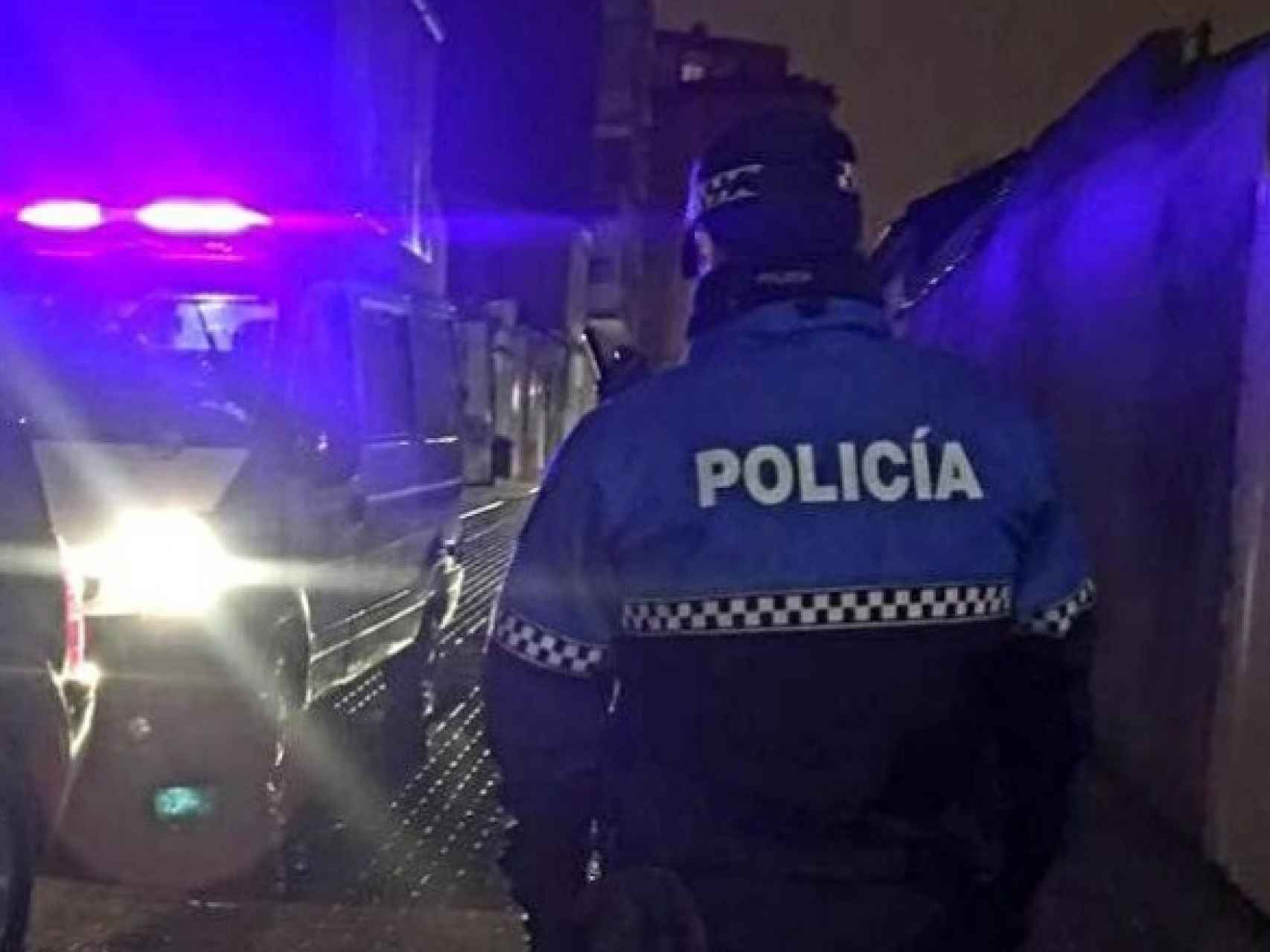 Un policía vigila las calles durante su turno de patrulla nocturna