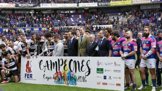 El Salvador y VRAC posan junto a Felipe VI tras la final de la LXXXIII Copa de SM el Rey