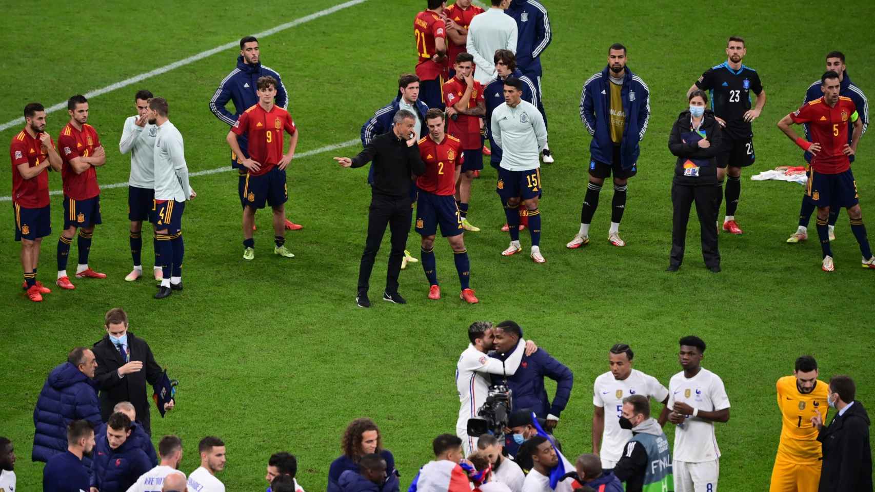 Los jugadores de España, esperando a que Francia recoja el trofeo de la Nations League