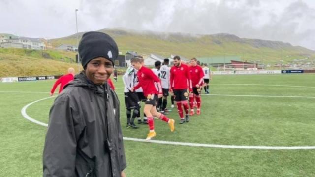 Helen Nkwocha y sus jugadores del Tvoroyrar Boltfelag