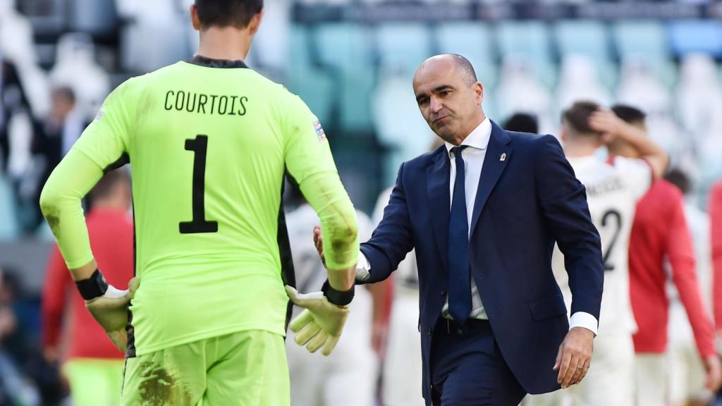 Courtois se retira del campo animado por Roberto Martínez