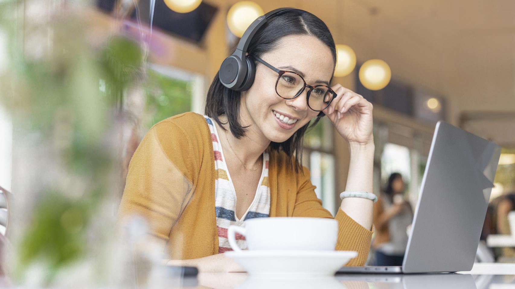 Imagen de una mujer teletrabajando con su ordenador