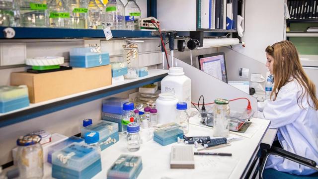 Una joven investigadora en un laboratorio