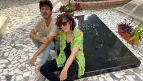 Ángelo Nestoré y Violeta Niebla, directores de Irreconciliables, posan frente a la tumba de Jane Bowles.