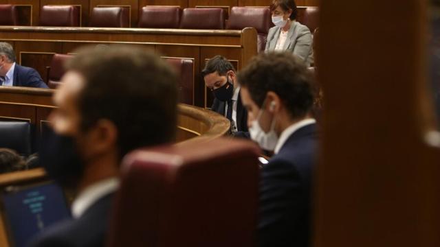 Casado y Egea, desenfocado con Abascal de fondo en el Congreso de los Diputados.