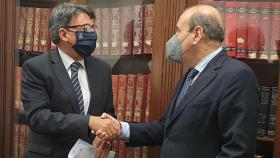 El director xeral de Xustiza, Juan José Martín, y el decano del Colegio de Abogados de A Coruña, Augusto José Pérez-Cepeda, firman un convenio de colaboración.