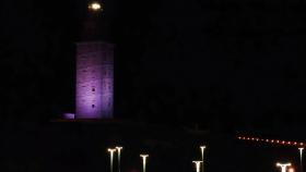 La Torre de Hércules iluminada de lila