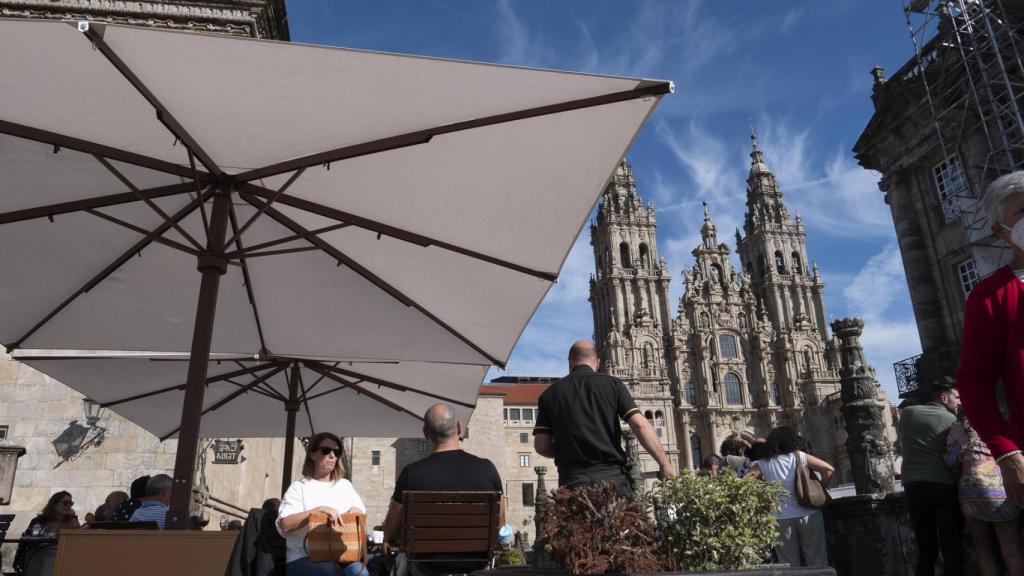 La terraza de un bar en la Praza do Obradoiro, en Santiago de Compostela.