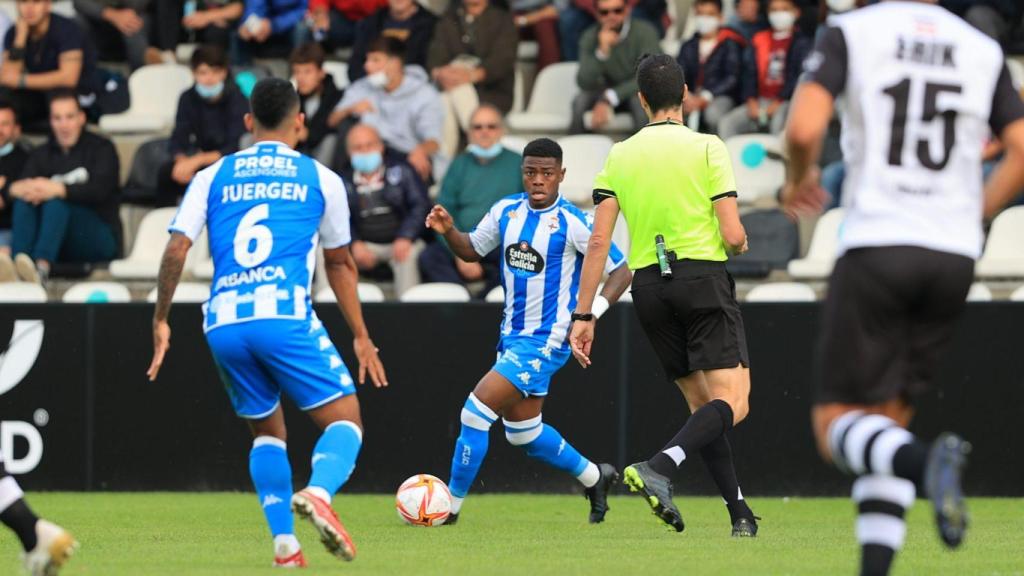 William de Camargo y Juergen en un lance del Irún – Deportivo.