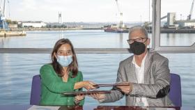 La alcaldesa de A Coruña, Inés Rey, y el presidente de laFremss, Juan Carlos Corrás, firman un convenio de colaboración.