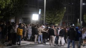 Grupos de jóvenes se aglomeran en la vía pública de Santiago, en imagen de archivo