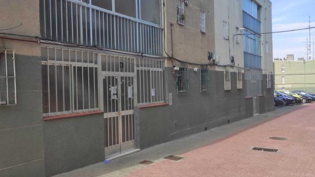 Portal donde asesinaron a un hombre en la segunda planta, en Madrid.