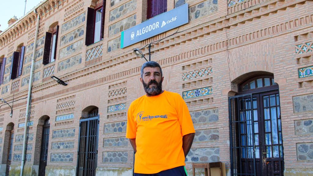 Jose, a las puertas de la estación de Algodor.