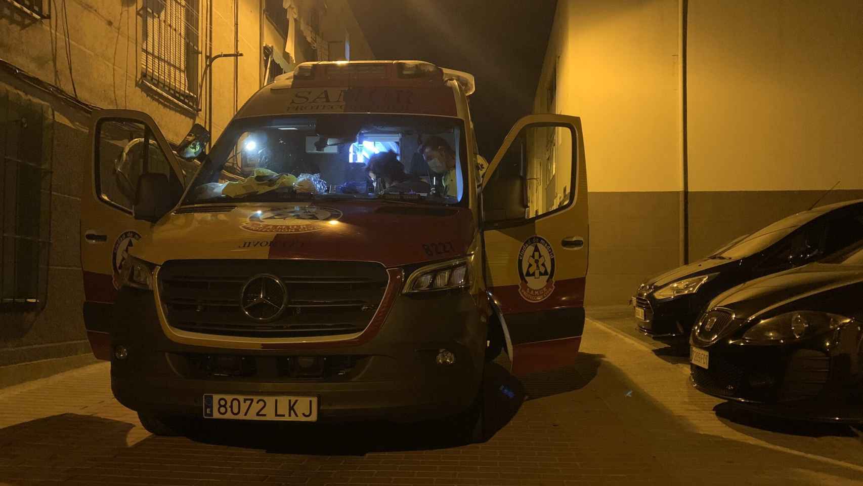 Los servicios de emergencias de Madrid en la calle en donde han intentado reanimar al hombre.