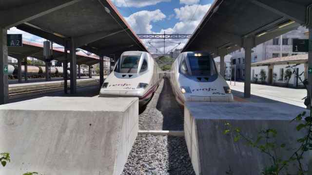 Dos trenes de alta velocidad.