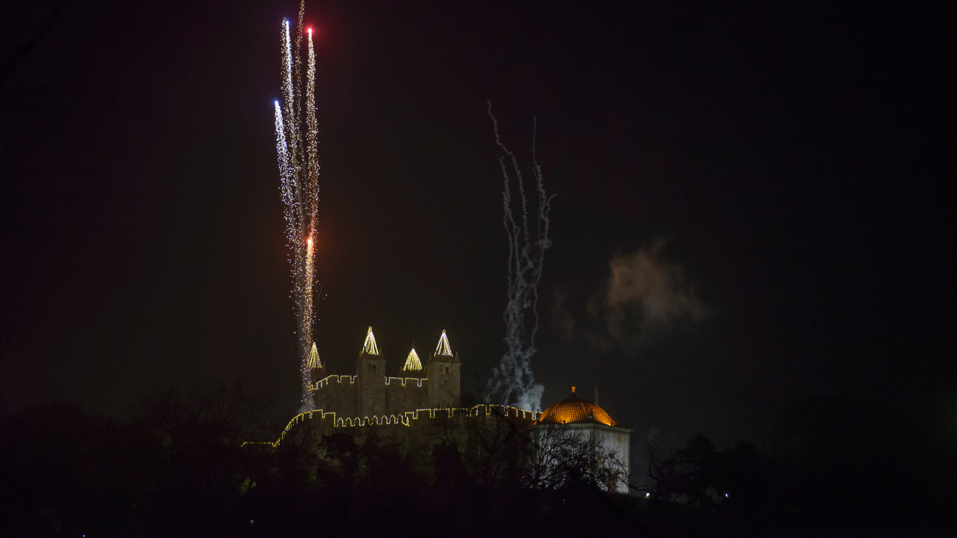 Castillo de Perlim iluminado por los fuegos artificiales. Foto: Shutterstock