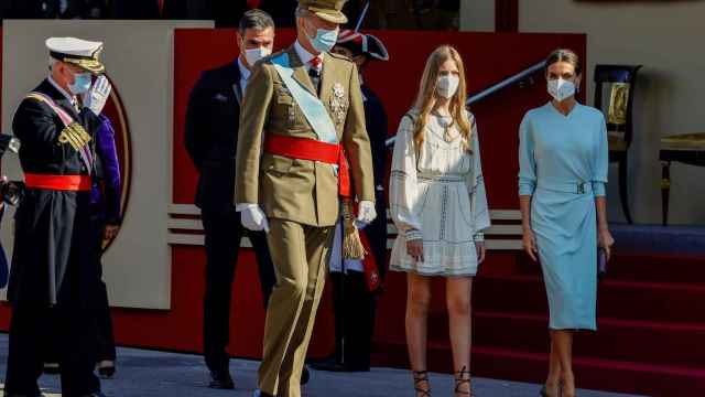 El rey Felipe VI, la reina Letizia (d), la infanta Sofía y el presidente del Gobierno, Pedro Sánchez, en el desfile del 12-O.