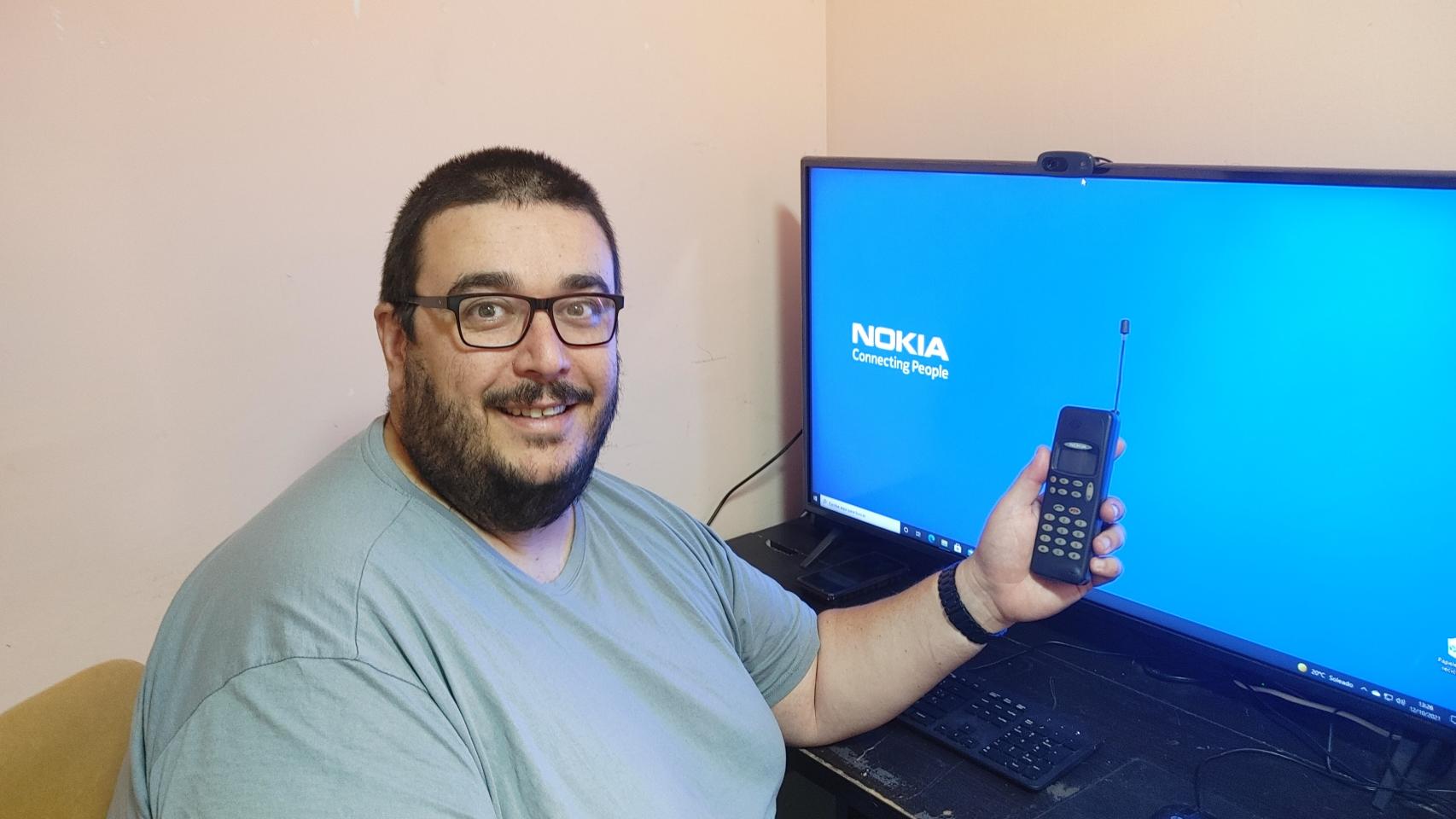 David, que es un apasionado de la tecnología, tiene una de las colecciones de móviles Nokia más grandes de España.