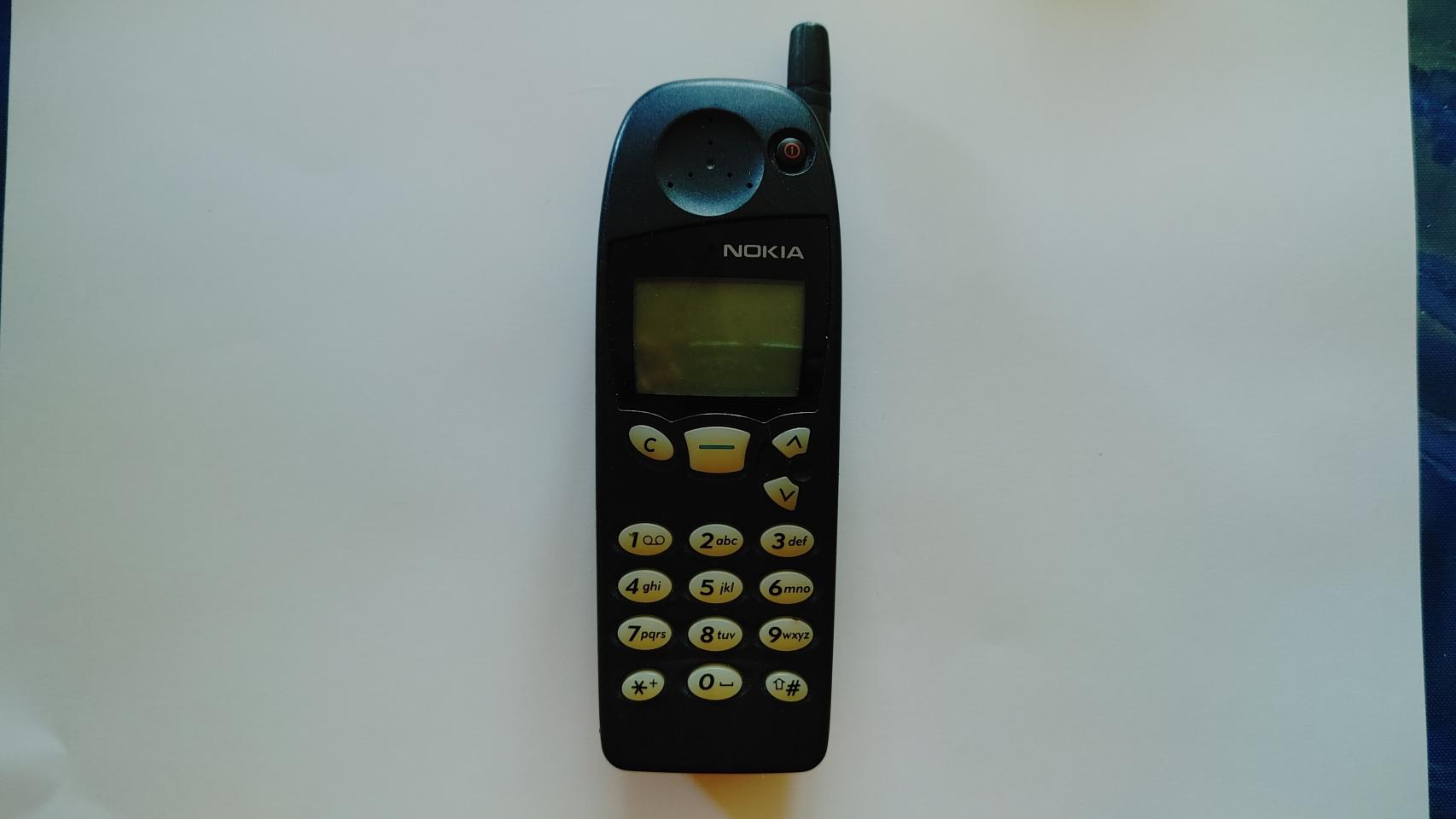 El Nokia 5110, el primer móvil que se compró David cuando era adolescente, es el más especial de su colección.