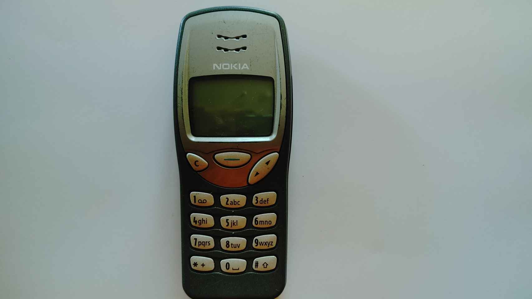 El Nokia 3210, con el que David enviaba SMS a Marta, su actual mujer, cuando la conoció.