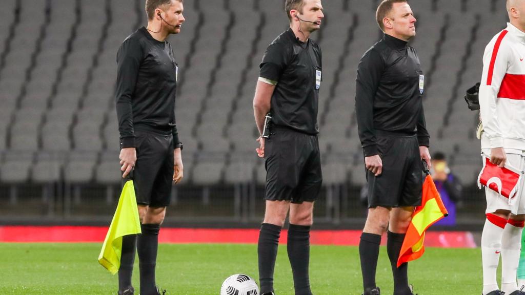 El cuarteto arbital de Michael Oliver antes de un Turquía - Países Bajos de clasificación para el Mundial 2022