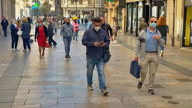 Ciudadanos con mascarillas en la calle Toro de la capital salmantina